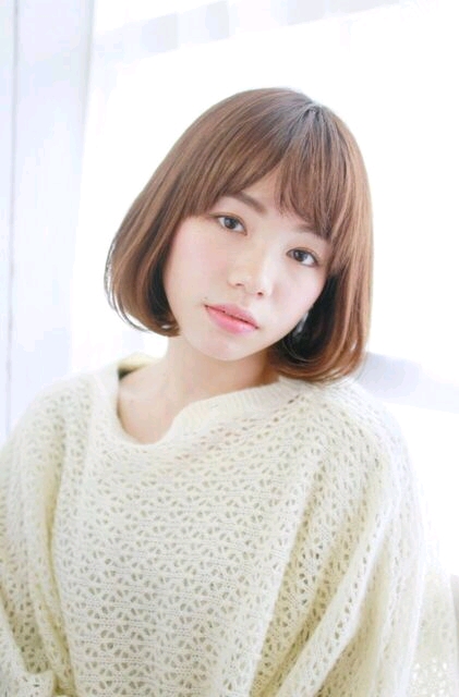 素材を引き立てる自然なストレートボブ