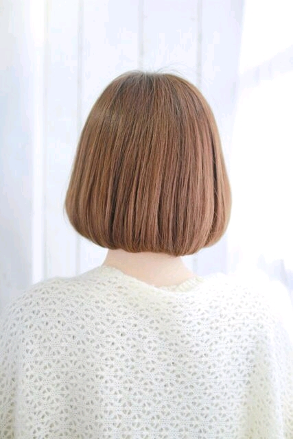 素材を引き立てる自然なストレートボブ